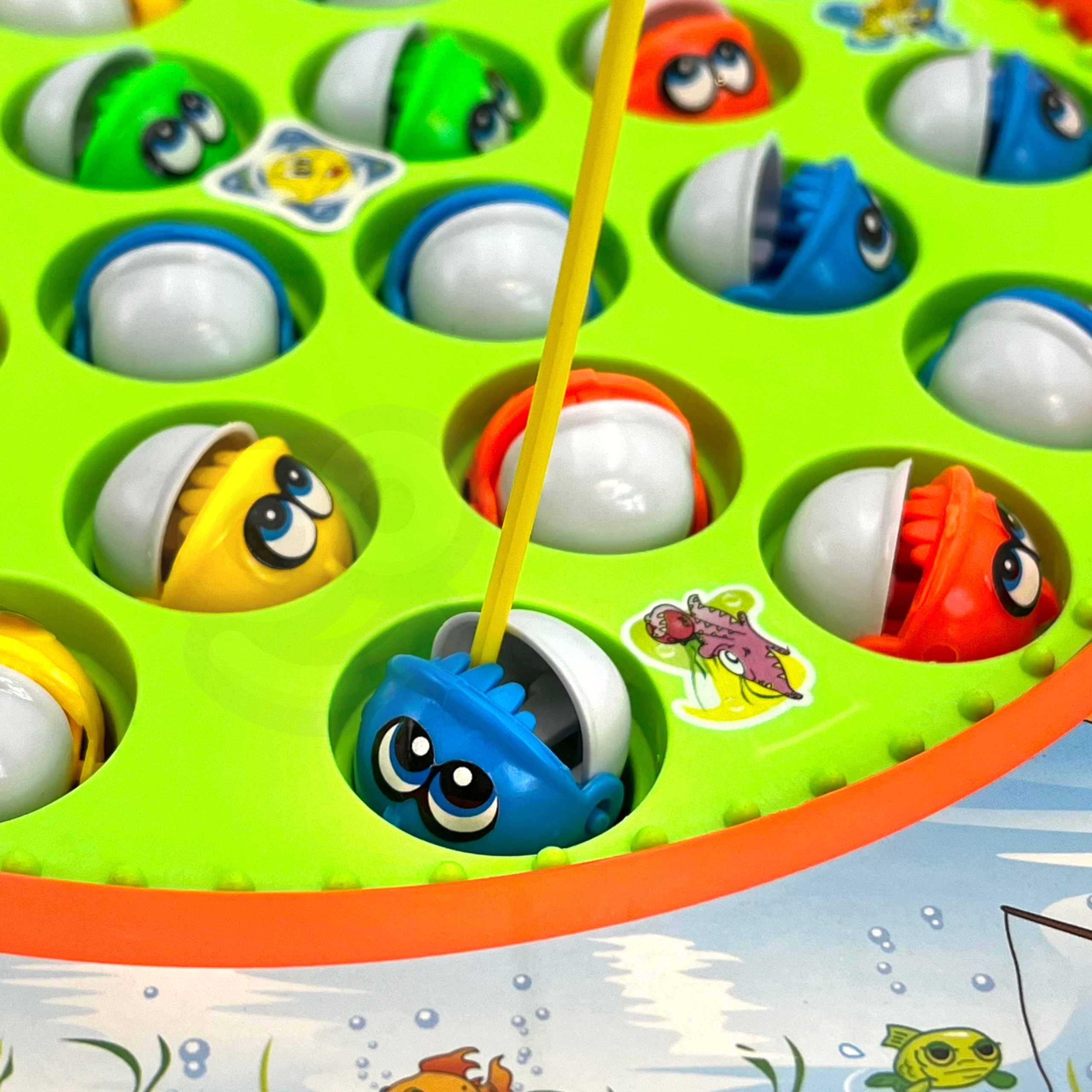 Lapsed mängimas kalapüügi osavusmängu