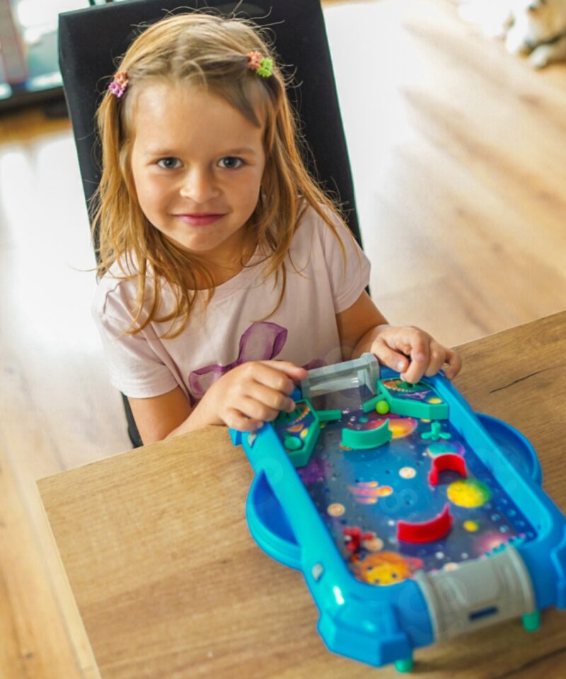 Lapsed mängivad kosmoseteemalist mängu