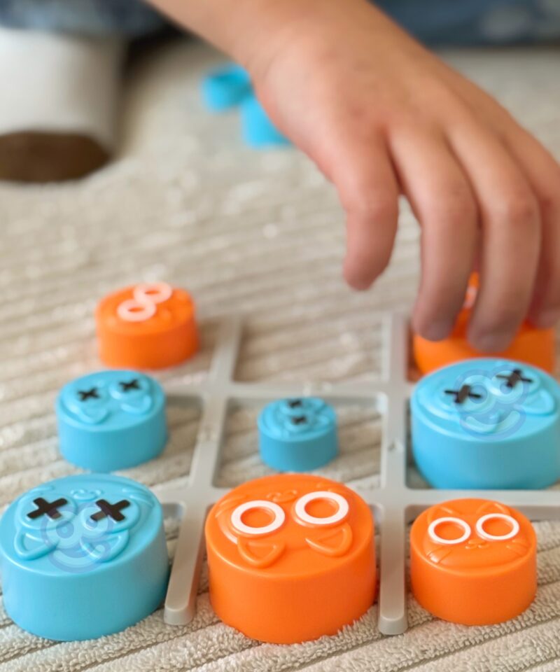 Värvilised kassikujulised mängunupud