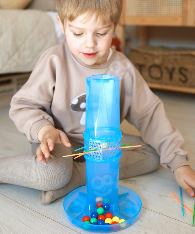 Osavusmäng värviliste kuulide ja pulkadega