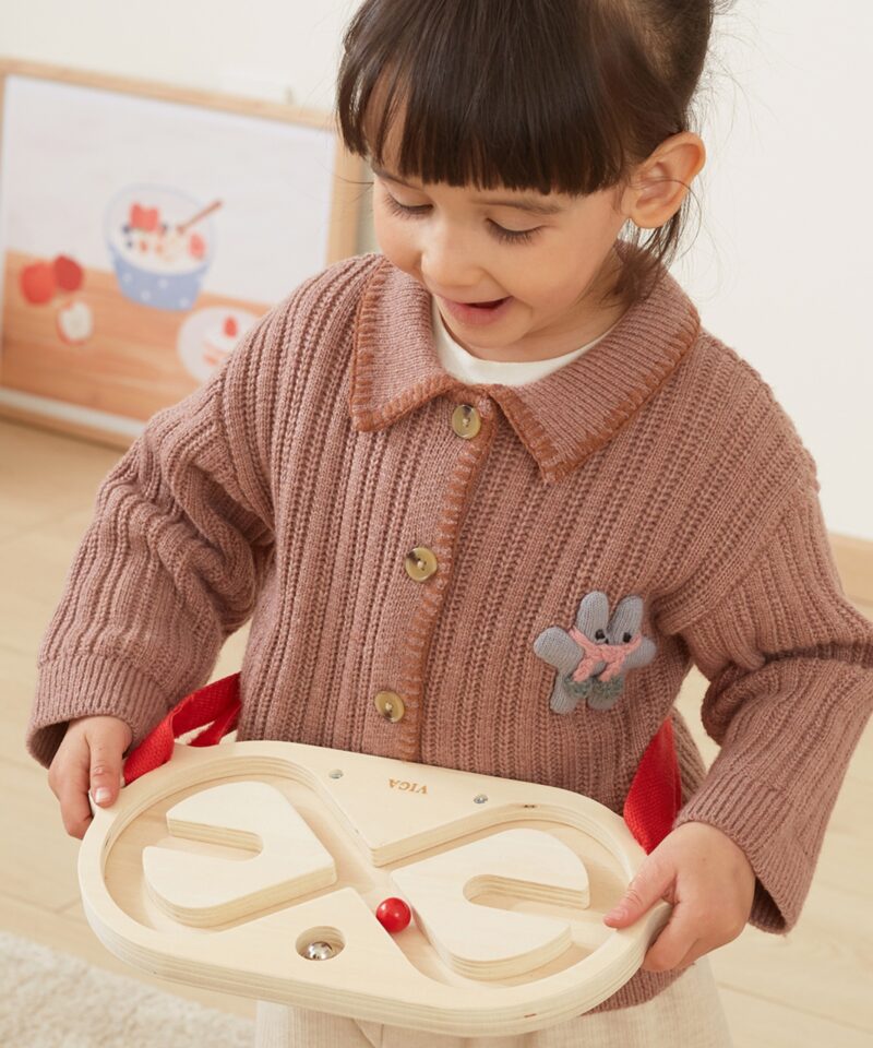 Lapsed mängivad tasakaalu labürindimängu