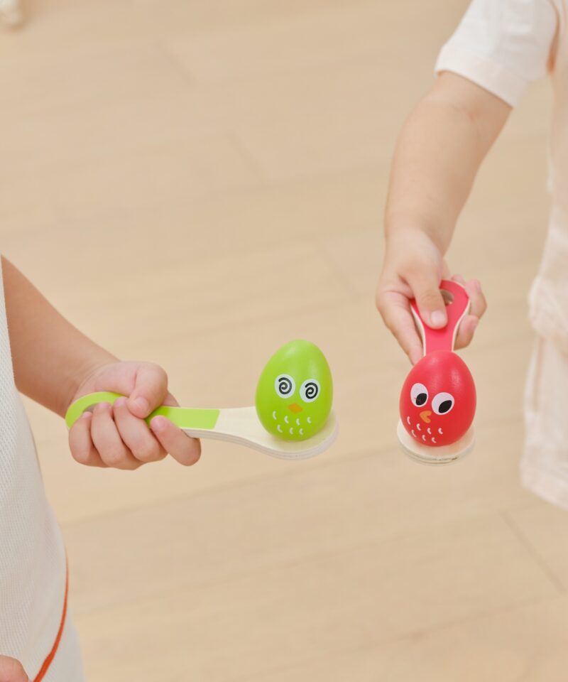 Lapsed mängimas munajooksu mängu