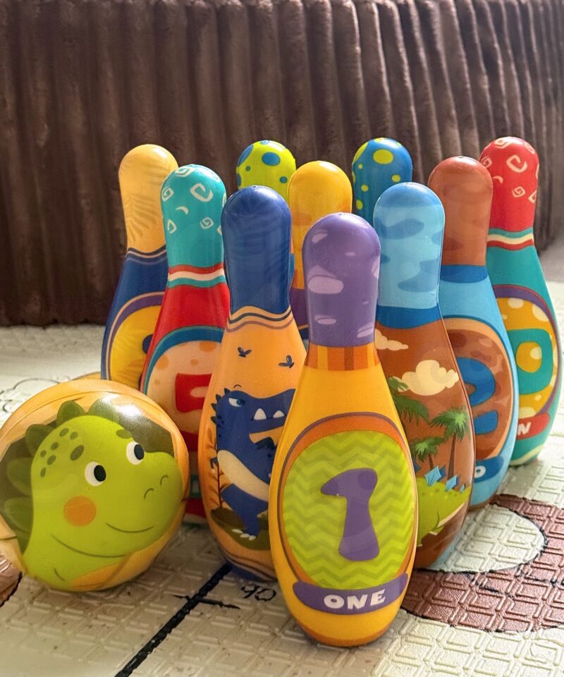 Värviline keeglikomplekt koos dinosaurustega