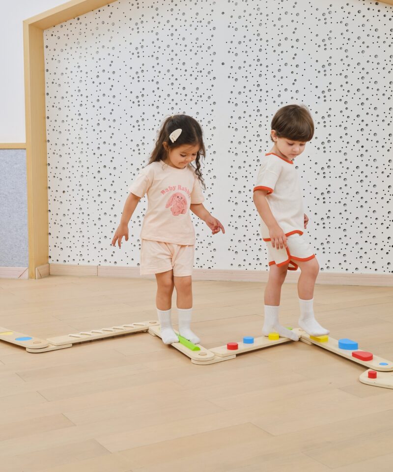 Lapsed mängimas tasakaaluradadel