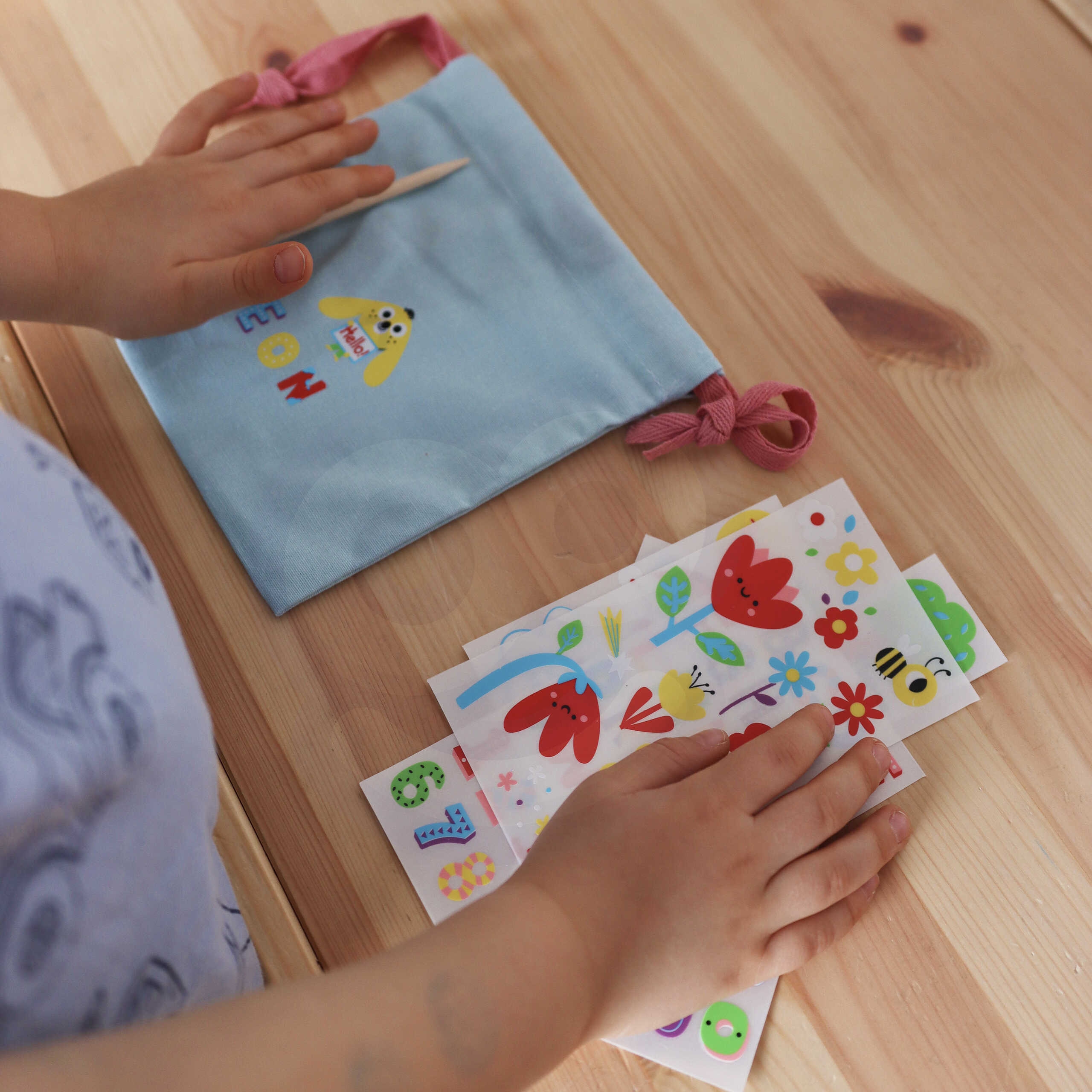 Loovuskomplekt koos kleebistega