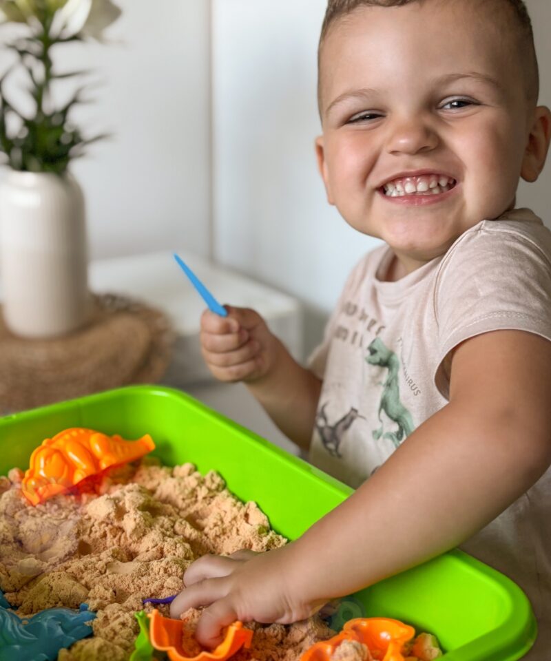 Lapsed loovad kineetilise liivaga