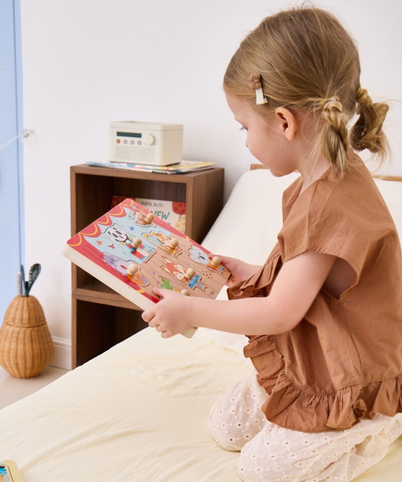 Laps sobitamas pusletükki õigesse kohta