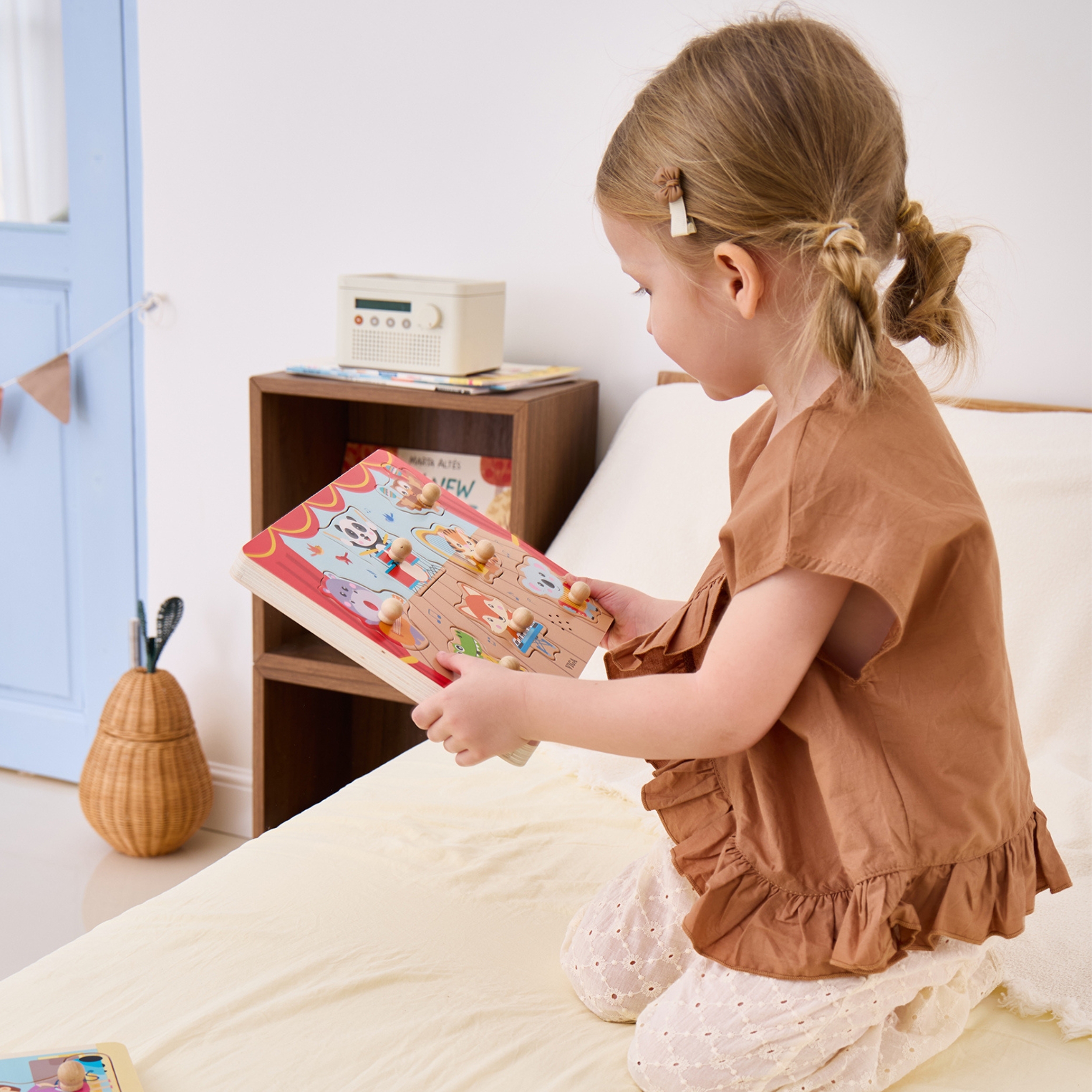 Laps sobitamas pusletükki õigesse kohta