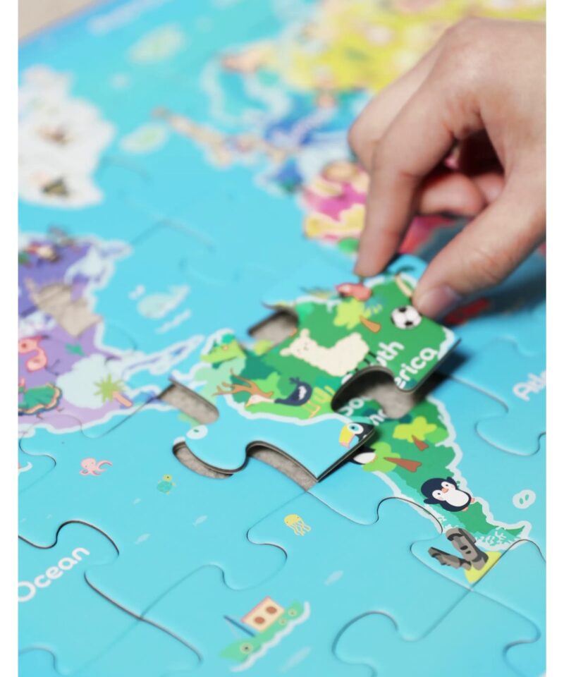 Lapsed mängivad puidust puslega