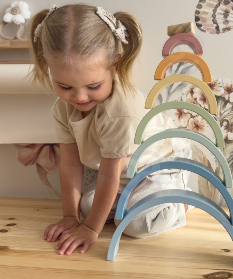 Pastelsete värvidega puidust mänguasi