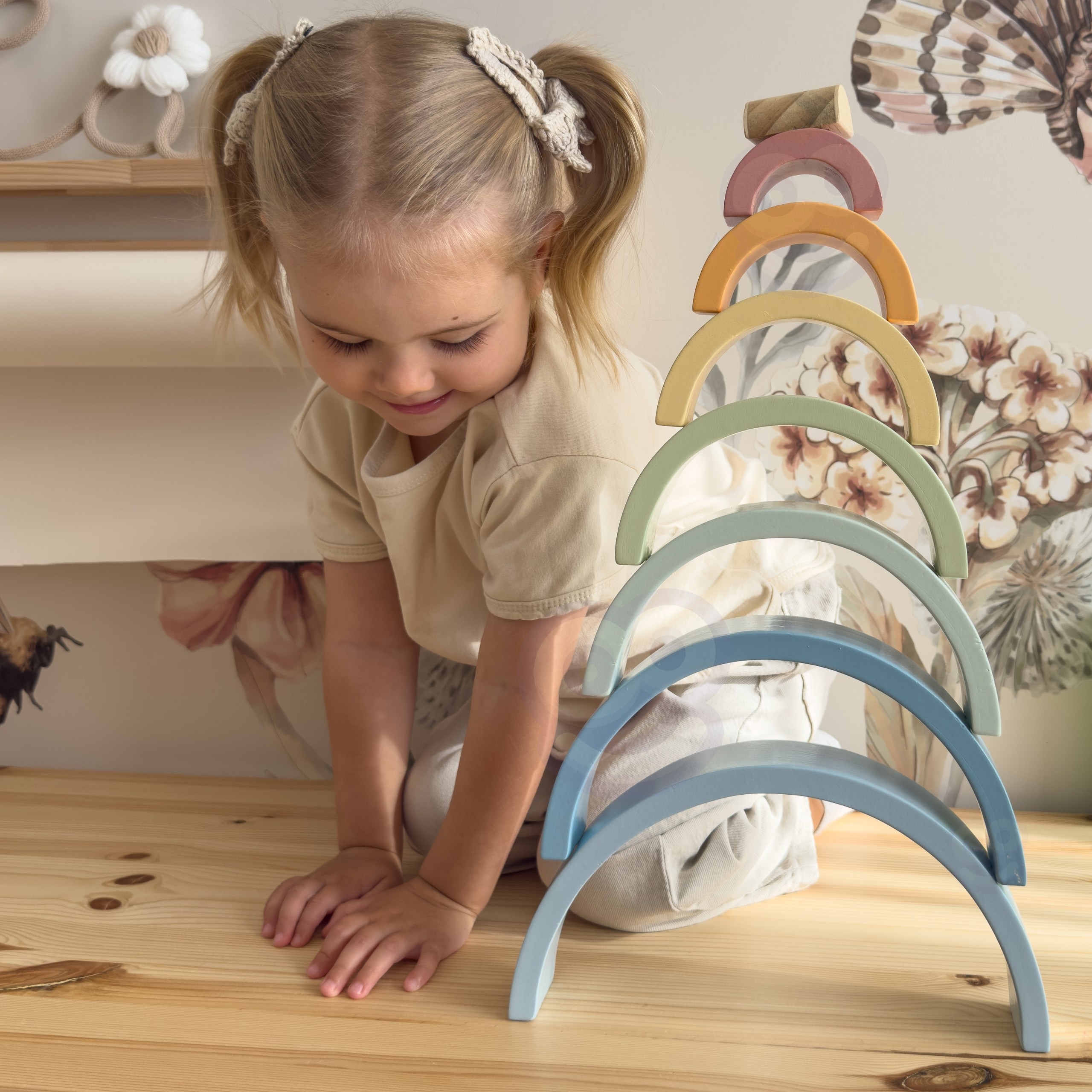 Pastelsete värvidega puidust mänguasi