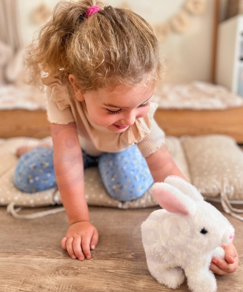 Pehme ja armas interaktiivne jänes