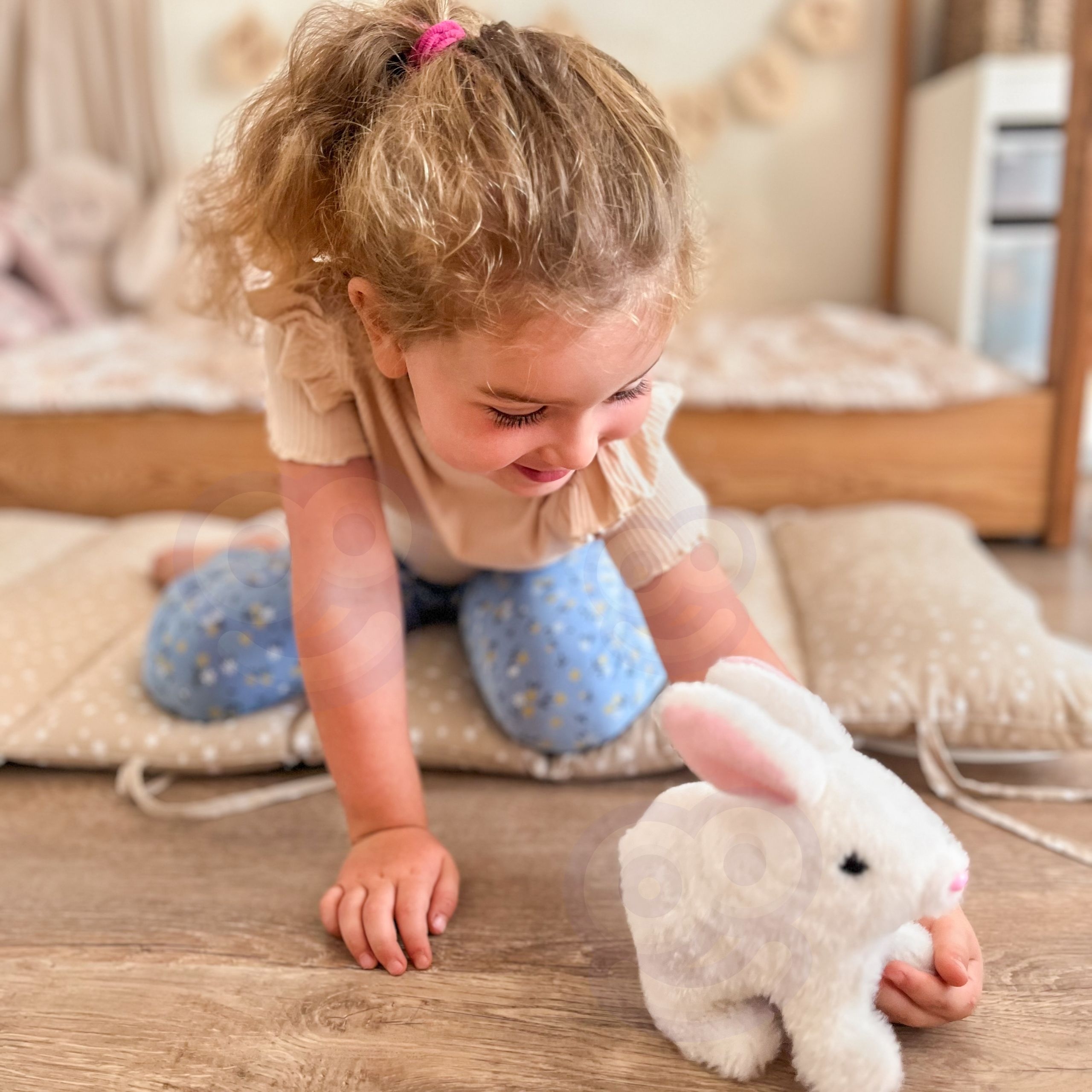 Pehme ja armas interaktiivne jänes