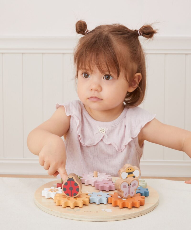 Puidust hammasrattad pastelltoonides