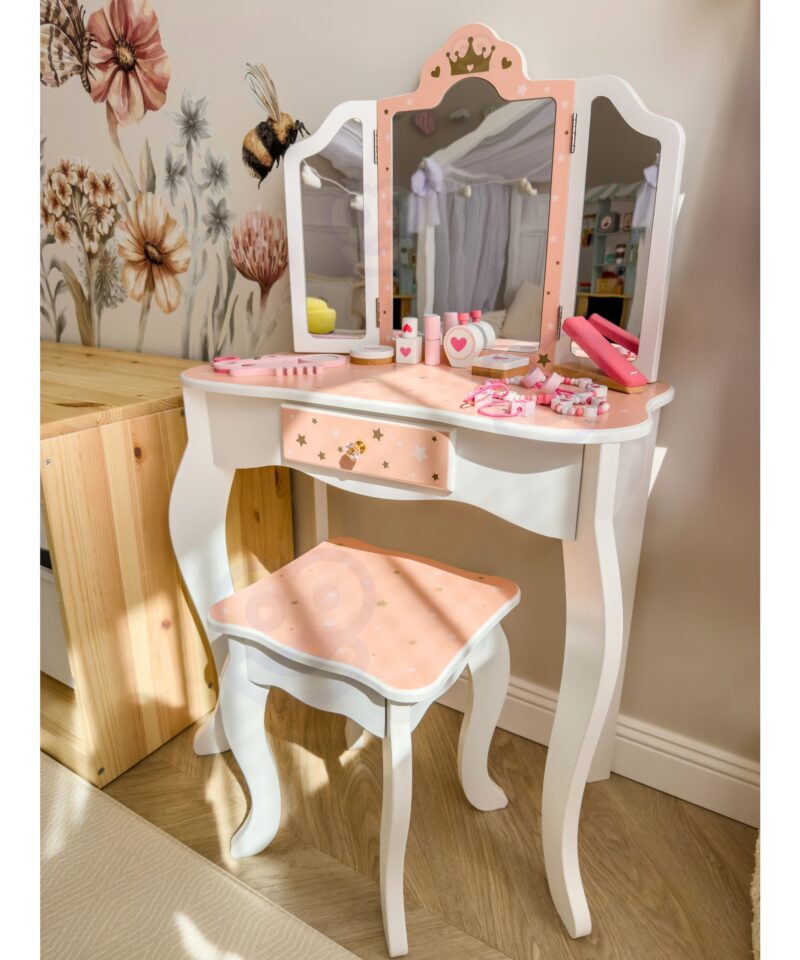 Komplekti kuuluvad meigi- ja juuksuritarvikud