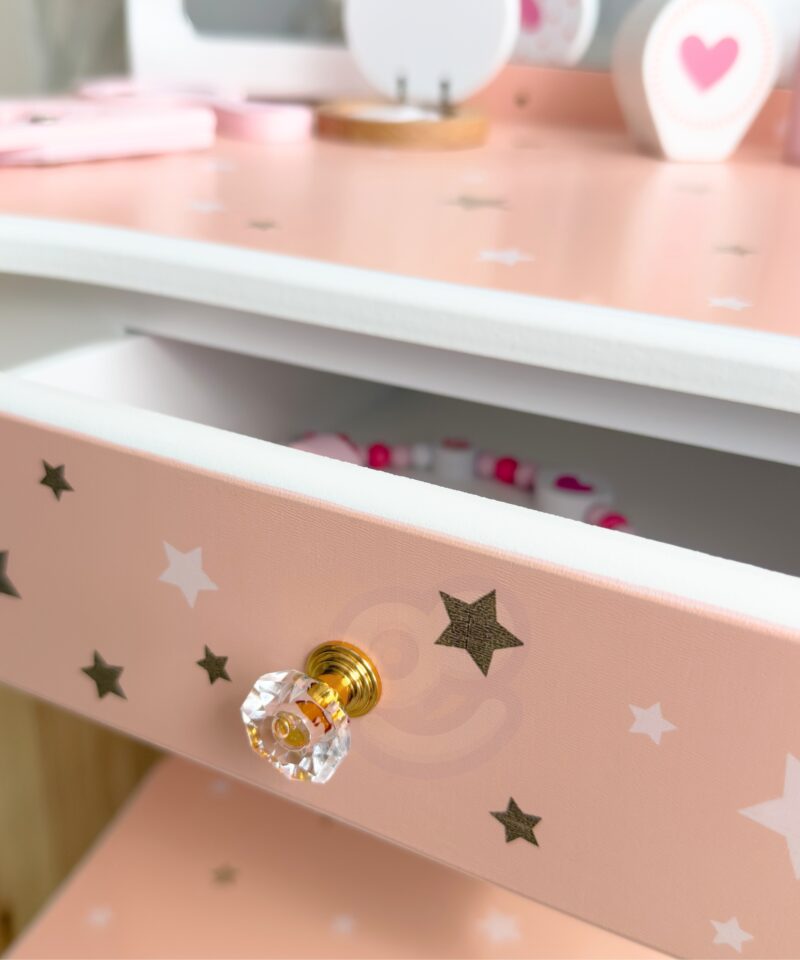 Komplekti kuuluvad meigi- ja juuksuritarvikud