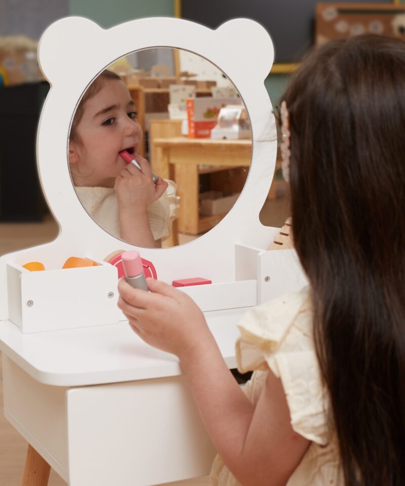 Praktiline tualettlaud mängimiseks