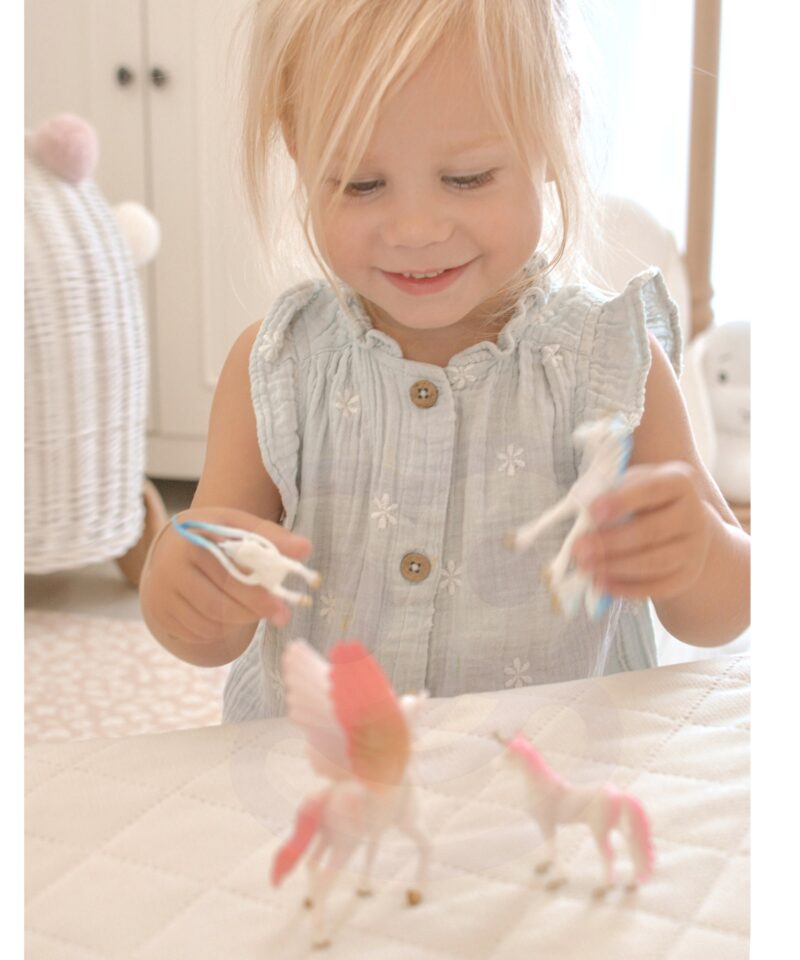 Realistlikud ükssarviku figuurid ja sädelevad kristallid