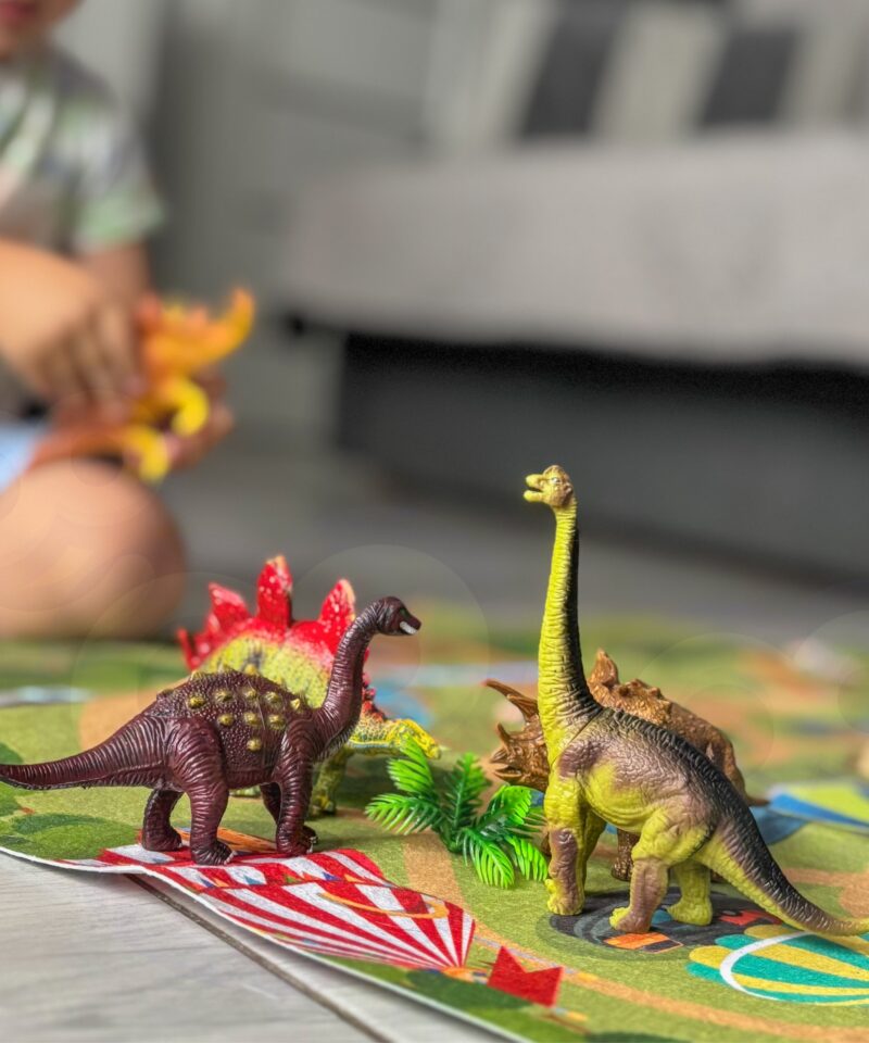 Realistlikud dinosaurusefiguurid ja mängumatt