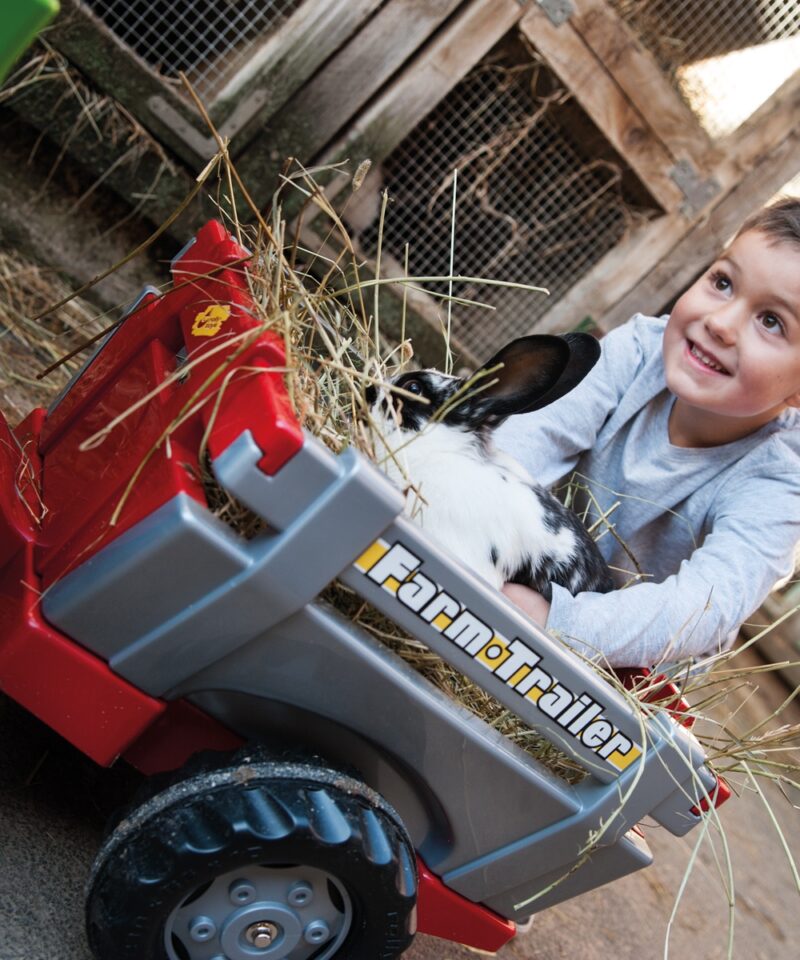 Punane ja hall haagis avatavate külgedega