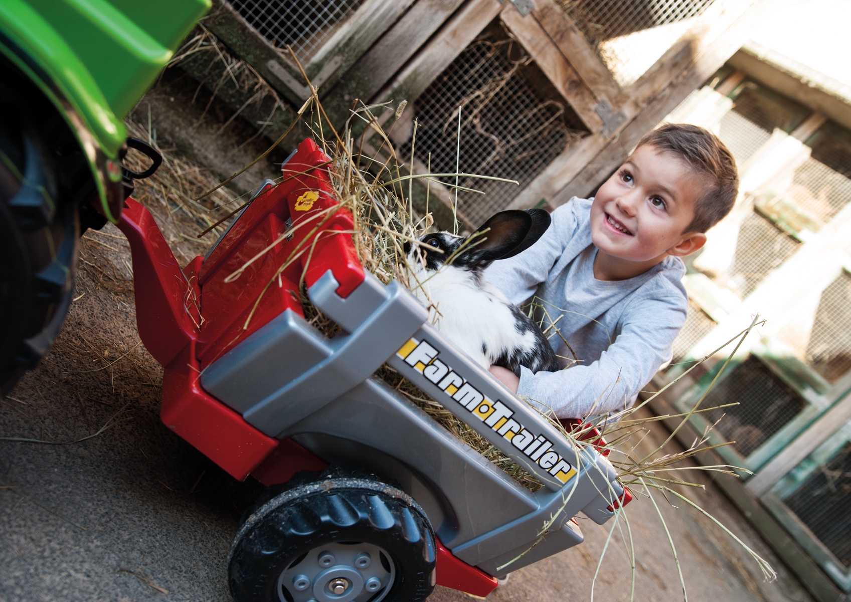 Punane ja hall haagis avatavate külgedega