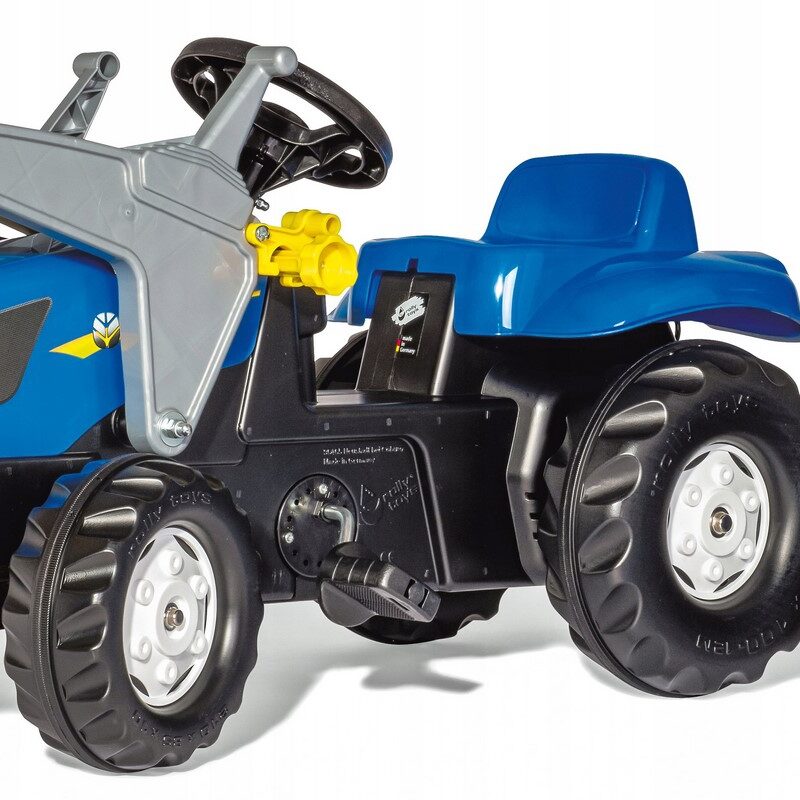 Pedaalidega traktor avatud kapotiga