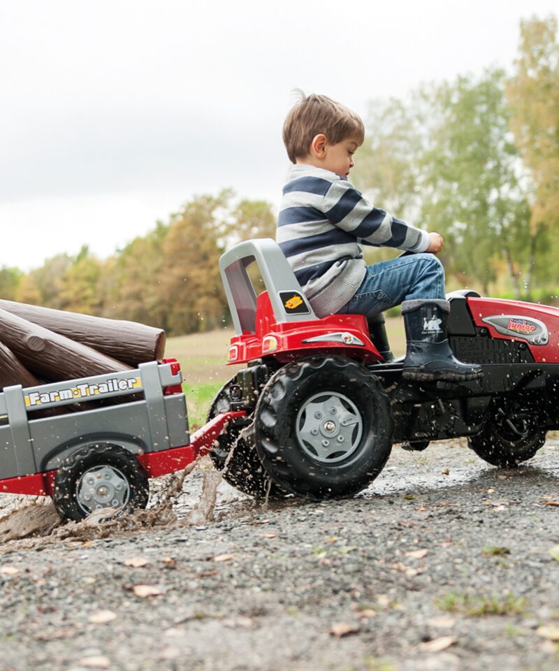 Pedaaltraktor avatud kapotiga