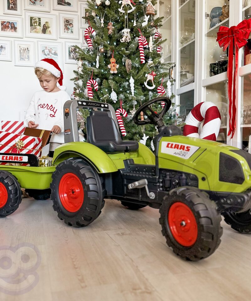 Laps mängib traktoriga õues