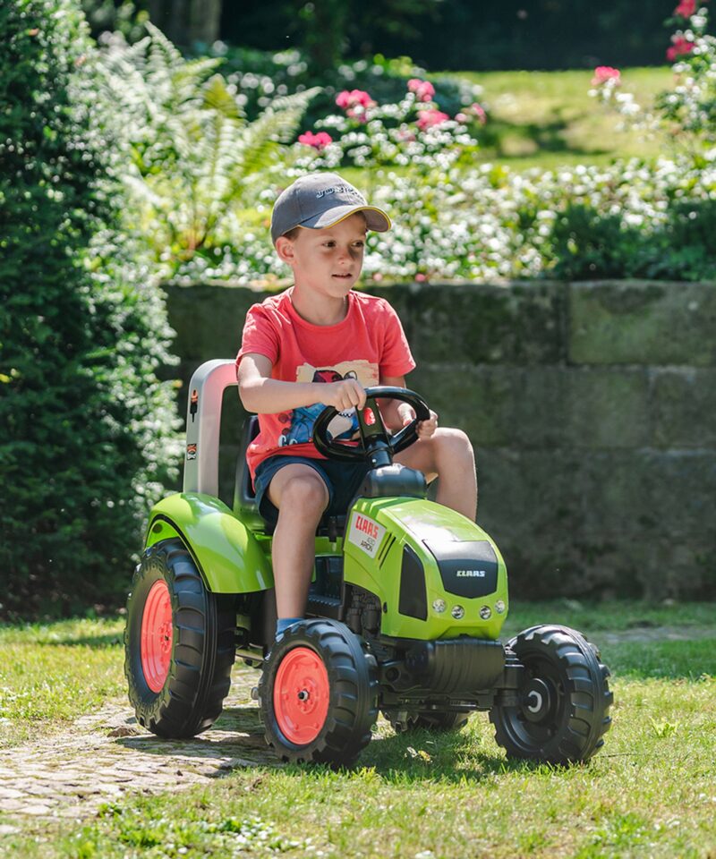 Traktor koos eemaldatava haagisega