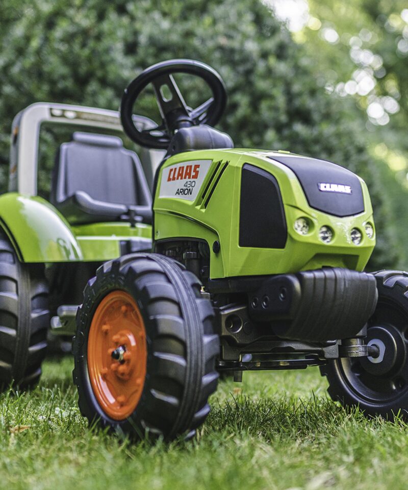 Laps pedaalib traktoriga