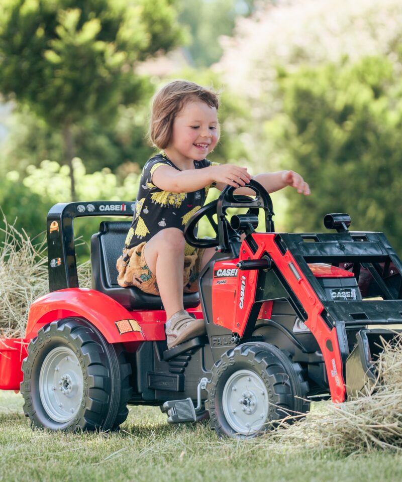Traktor koos eemaldatava haagisega