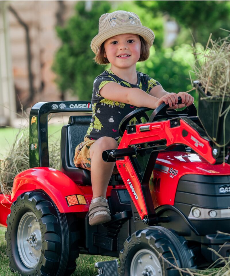 Lastele mõeldud traktor koos kopaga