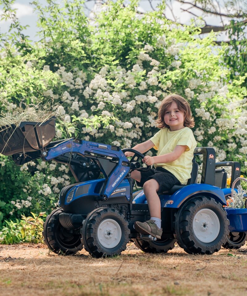 Sinine traktor koos haagisega