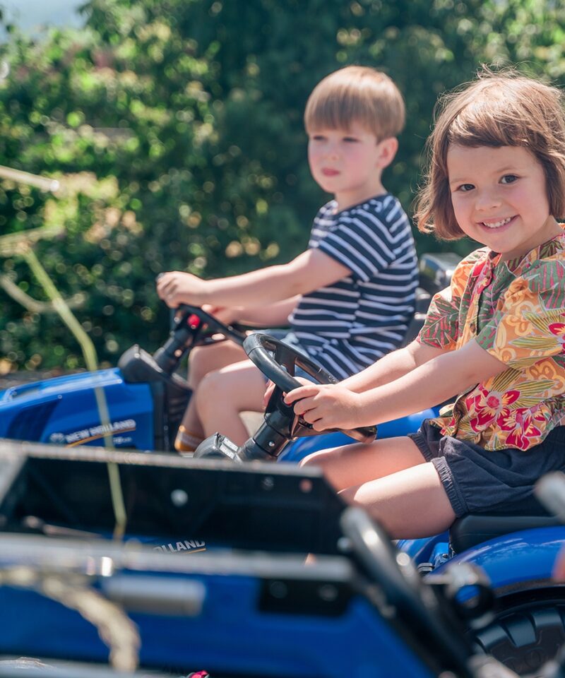 Haagistega mängutraktor