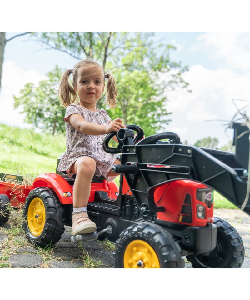 Traktor avatava kapotiga