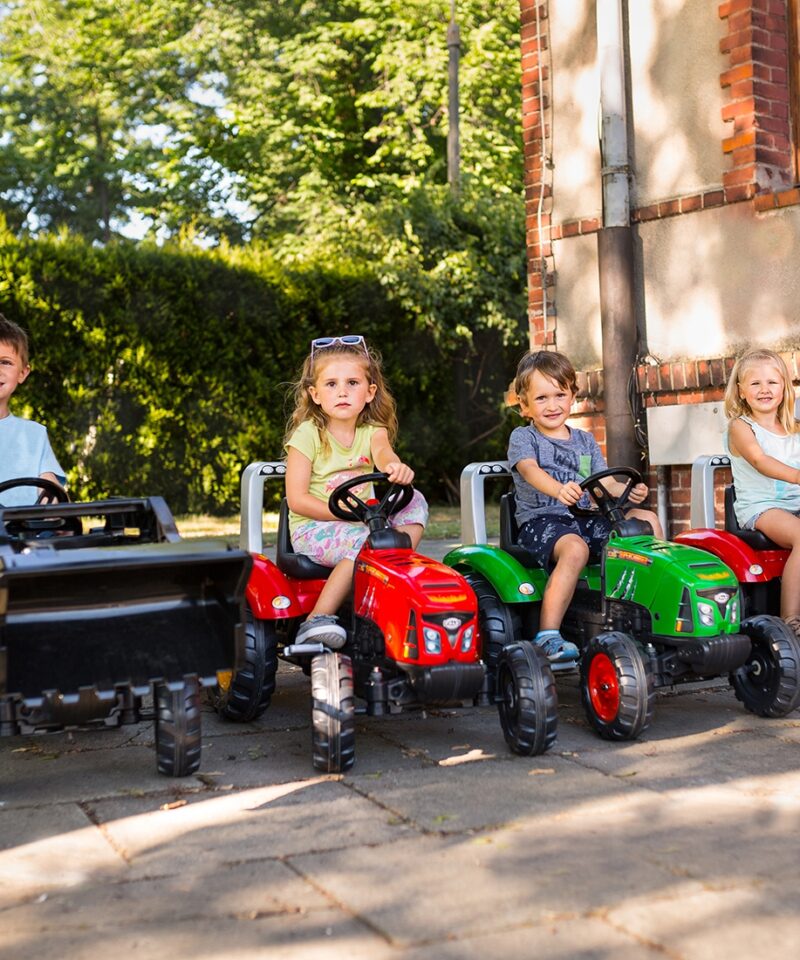 Traktor haagisega lastele