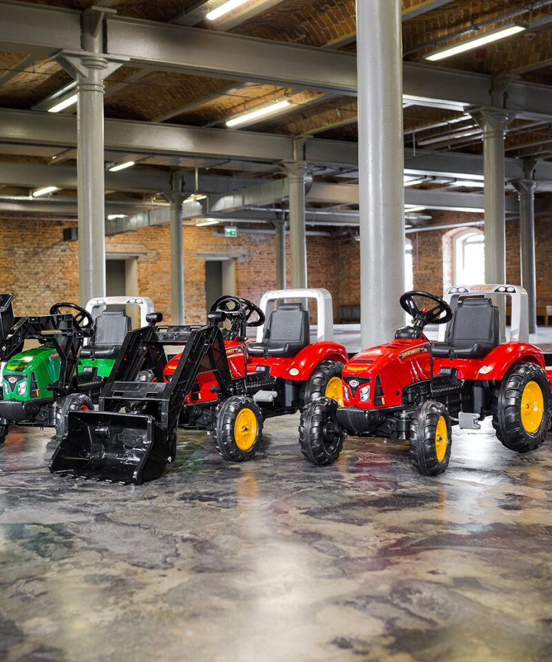 Arendav pedaaltraktor koos haagisega