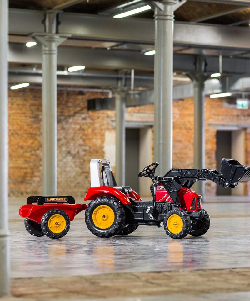 Punane mängutraktor haagisega