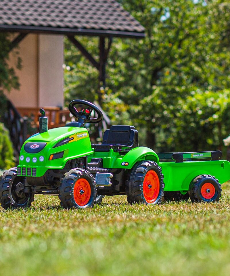 Lastele mõeldud roheline pedaaltraktor