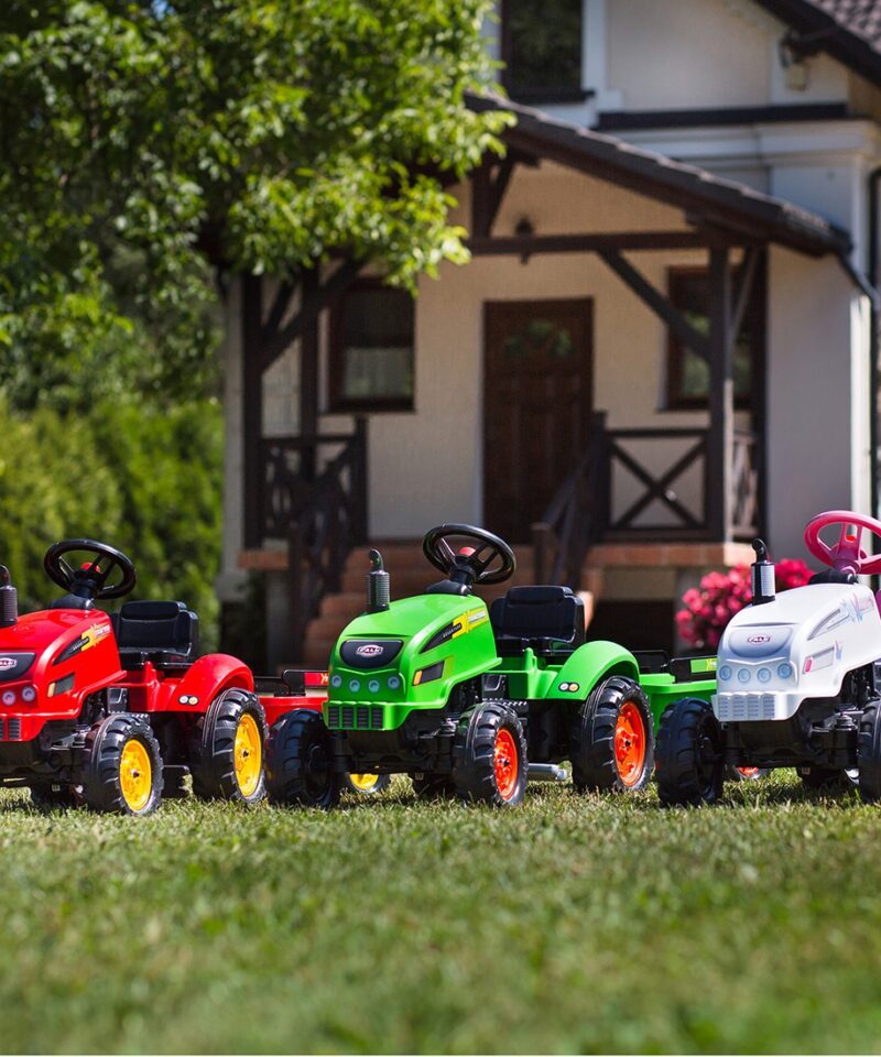 Kvaliteetne traktor järelkäruga