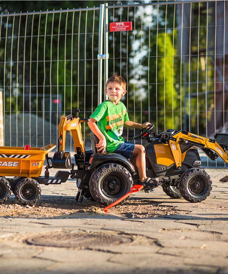 Pedaalidega traktor koos liikuva kopaga