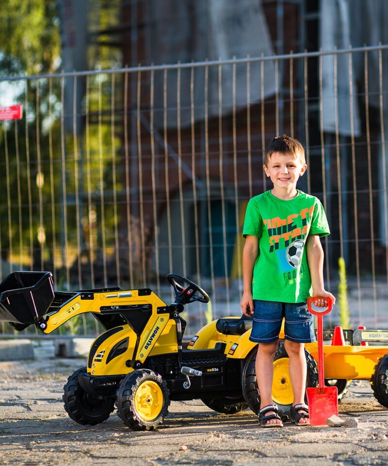 Väike laps pedaaltraktoril