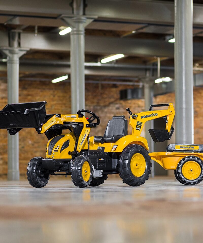 Traktor kopaga mänguväljakul