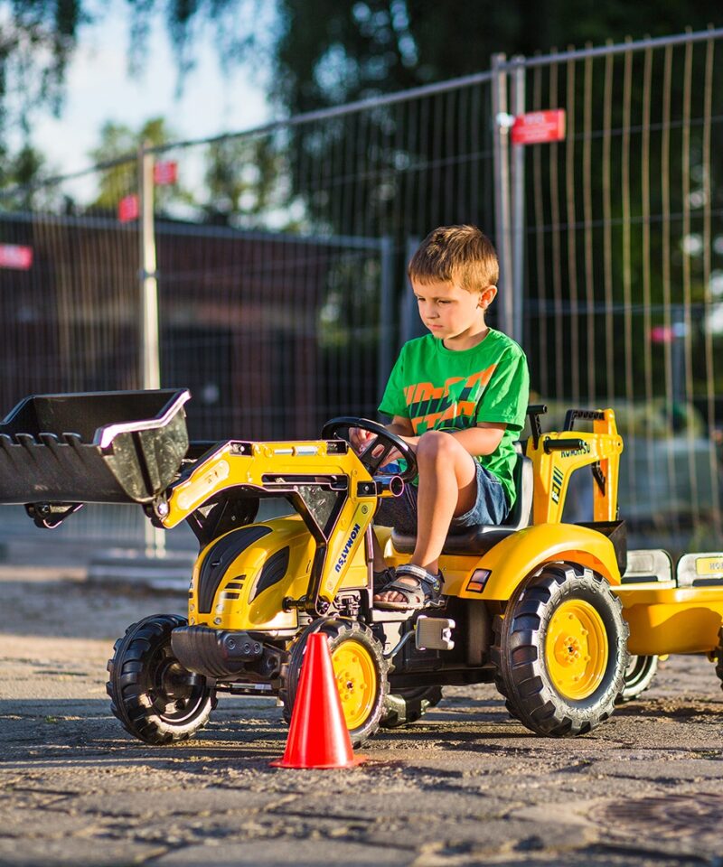 Laste traktor ehitusplatsil