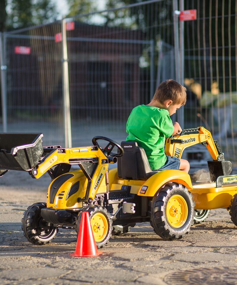 Pedaaltraktor ja eemaldatav haagis