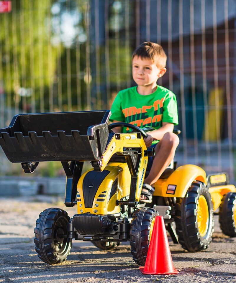 Laps mängimas traktoriga õues