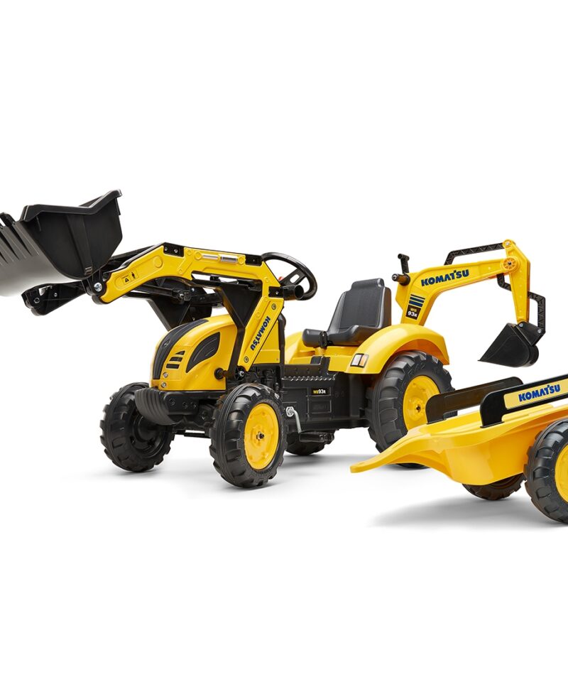 Laps mängimas traktoriga õues