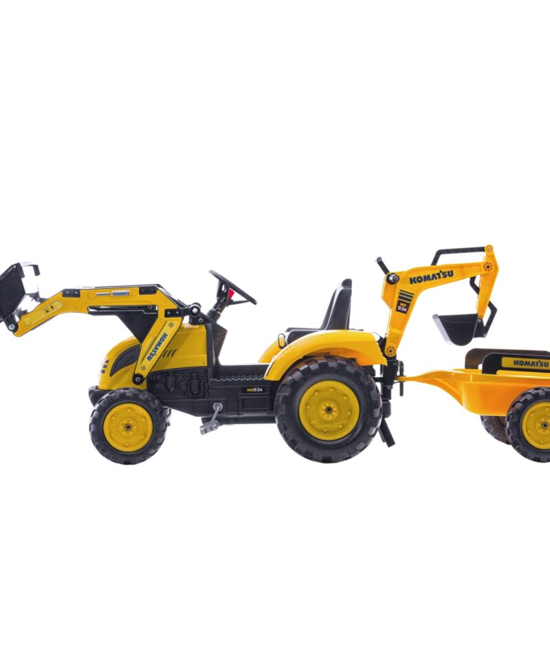 Laps mängimas traktoriga õues