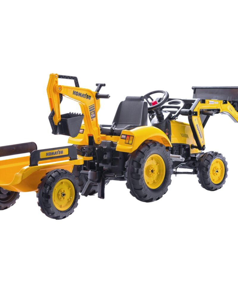 Laps mängimas traktoriga õues