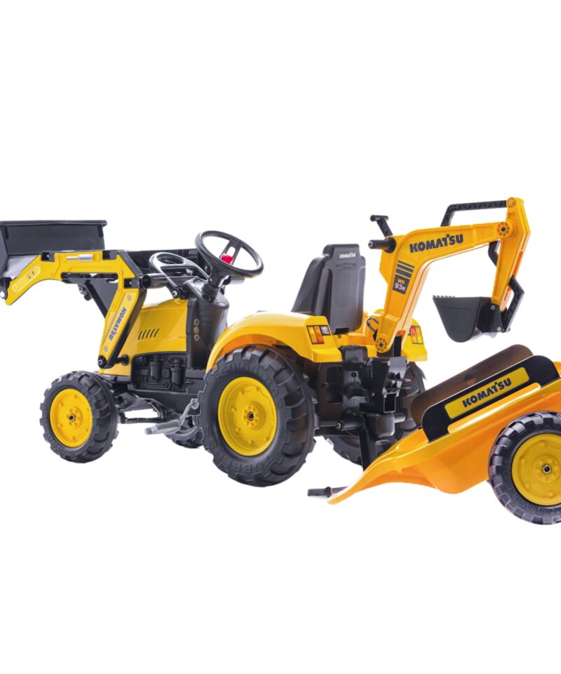 Laps mängimas traktoriga õues